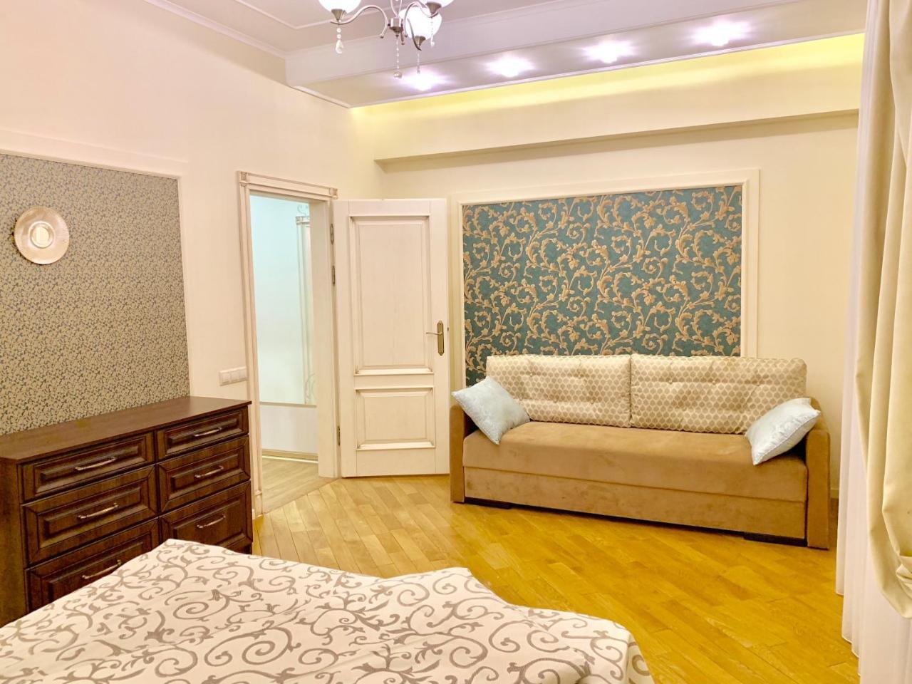 Two-Bedroom On Lesi Ukrainky Lemberg Exterior foto